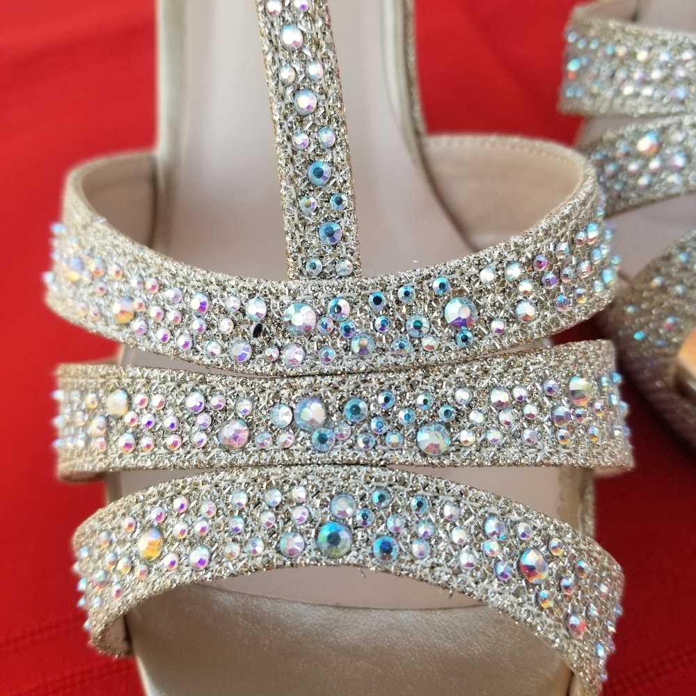 De Blossom Collection size 9 Champagne colored wedges